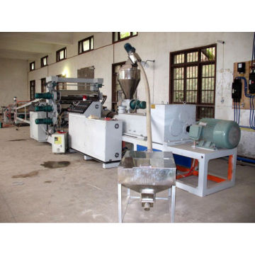 Machine de production de panneau composite en plastique en bois de PVC